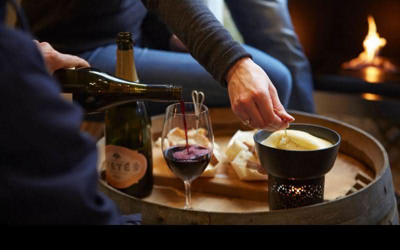 A tradição do fondue pede queijo, opção onde um vinho branco de boa acidez vai fazer bonito na harmonização. Mas diferentes tipos derretidos no 'rechaud' permitem variações nas taças, e mais ainda quando a criatividade entra em cena e nos espetos do prato