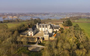 A história do Château de Goulaine, no Vale do Loire, entrelaça-se com séculos de conflitos e transformações na França